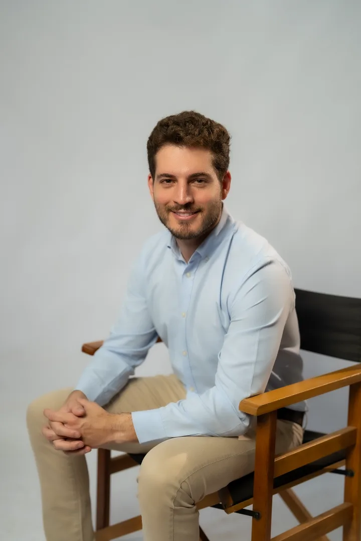 Dr. André Felipe em retrato sentado, com postura acolhedora