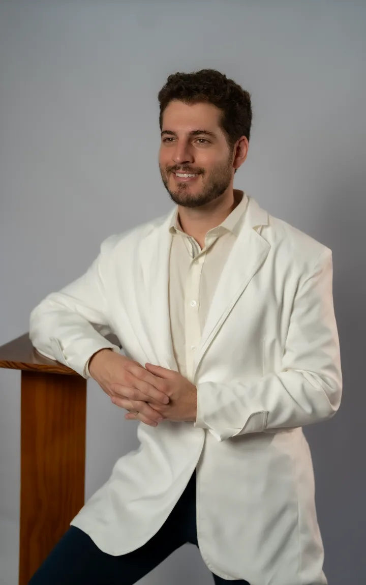 Dr. André Felipe em retrato próximo, com expressão acolhedora